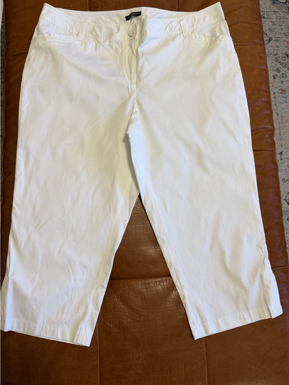 Dalia White Women's Capri Pants